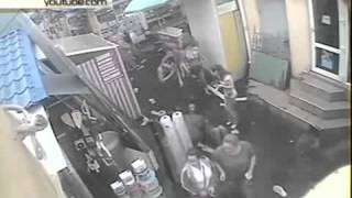 На Привозе в Одессе мужчина избил девушку