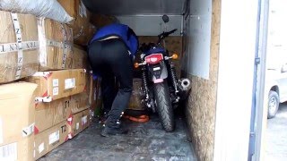 Погрузка мотоцикла в фургон
