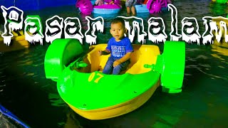Enak nya jalan jalan naik perahu/kapal kapalan kecil di pasar malam,Anak kecil naik perahu