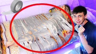 ПРИКЛЕИЛ СКОТЧЕМ ДЕВУШКУ К КРОВАТИ ПРАНК! ЖЕСТЬ ОНА НЕ МОЖЕТ ВЫБРАТЬСЯ! ЖЕСТОКИЙ ПРАНК НАД ДЕВУШКОЙ!