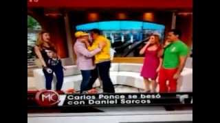 Carlos Ponce besa a Daniel Sarcos en la boca