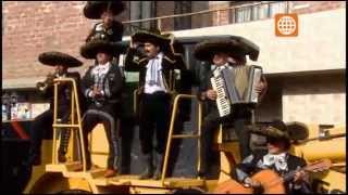 Joel Gonzales lleva serenata a la monsefuana y canta " tic" "tic" "tac "