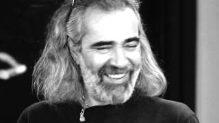 Андрей Слабаков в конфликт със себе си. Облечен в костюм и избръснат, смайва старото си аз!