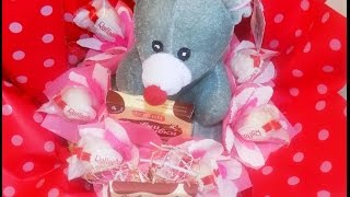 Букет из конфет с игрушкой на 8 марта