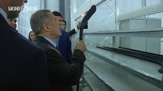 Рустам Минниханов посетил завод по производству клюшек «ЗаряД» Даниса Зарипова