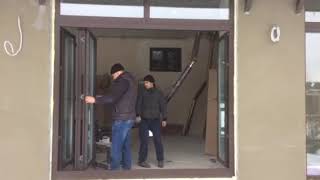 Работа складной двери-гармошка на объекте