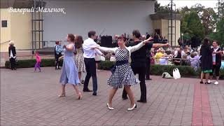 ДВЕ ПАРЫ КРАСИВО ТАНЦУЮТ В ПАРКЕ!
