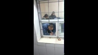 Au găsit ceva suspect în coletul cu țigări la P13 - Curaj.MD