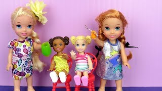 BABYSITTING ! Elsa and Anna toddlers help Skipper - Chelsea - Food - Sleep