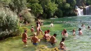 Купание под водопадом