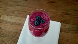 Smoothie o batido antioxidante de frutos del bosque ( vegano )
