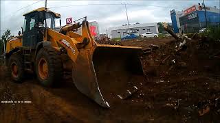 Фронтальный погрузчикLW-300F на планировке участка,по разному хламу после сноса домов