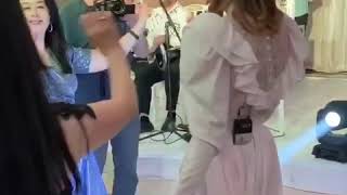 Супермодель Водянова станцевала под армянскую музыку на свадьбе в Осетии, 26.10.2019