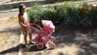 КОЛЯСКА ДЛЯ КУКОЛ  КУКОЛЬНАЯ КОЛЯСКА ПРОГУЛКА НА УЛИЦЕ DOLL STROLLER STROLLER FOR DOLL IN THE STREET