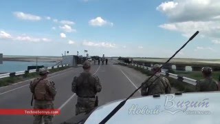 На границе с Крымом активисты, потролили зеленых человечков