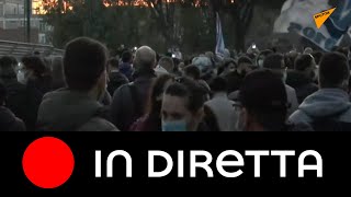 Il Napoli arriva al San Paolo per la partita di Europa League mentre tifosi piangono Maradona