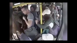 В Турции женщины жестко избили мужика не за что. ШОК