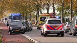 [ Aankomst ] Politie Ambulance Tilburg komen met spoed aan bij een aanrijding