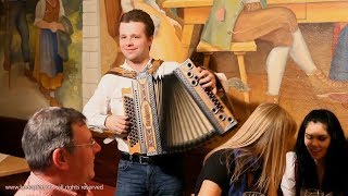 Loui Herinx spielt auf der Steirischen Harmonika "Auf zum Tanz". CD07