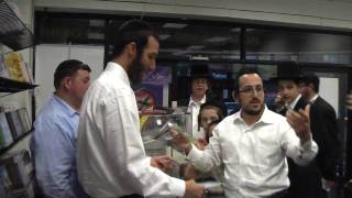 Lipa Schmeltzer Is Buying Berry Webers New CD "Bezras Hashem Yisborach"