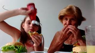 Desafio que come mais hambúrguer ft:vó Tita