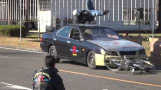 スタントマンによる交通事故再現（スケアード・ストレイト）