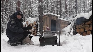 Одиночка ЛЕСНОЙ! Готовим ДЕЛИКАТЕС в ЛЕСУ. Копчение ЩУКИ. Снежная ЗЕМЛЯНКА.