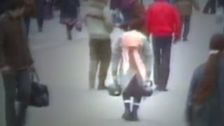 The 'Old Lady' with two heavy kettlebells - TV hidden camera prank / Бабка с гирями
