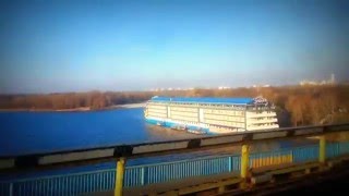 Над рекой Днепр едем в метро.