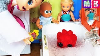 ЧТО ЗА ЧУДО В МОЕЙ ВАННОЙ? ВОТ ЭТО ПОВОРОТ. Катя и Макс веселая семейка кукол #мультики