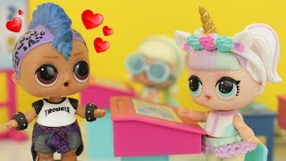 BONECA LOL SURPRESA UNICORNIO E PUNK BOI NA ESCOLINHA!!! NOVELINHA LOL