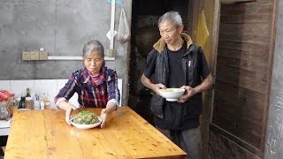 农村四哥：王四老爸创西兰花的新吃法，老妈说他又做西餐，还鼓励他多研究