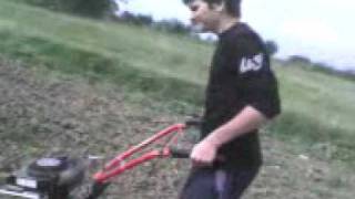 negru si motosapa 2