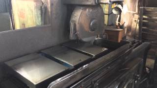 Плоскошлифовальный станок в работе