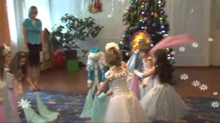 танец снежинок  с шарфами   dance of snowflakes