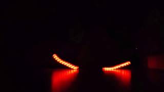 Девушка танцует шафл в светящихся кроссовках - LED shoes Shuffle dancing