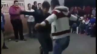 Roman havası oynayan gençler