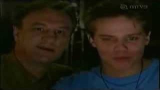 Ismo tekee lapsen tietokoneen kanssa ja lyö tanjaa
