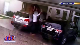 Família é feita refém durante assalto no bairro Nova Jaboticabal - Jornal da Clube (23/07/2019)