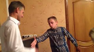 Мальчик читает реп для своего отца в днём рождения и плачет