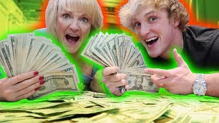 I GAVE MY MOM $10,000 CASH FOR CHRISTMAS!