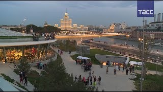 Парк "Зарядье" открылся для свободного посещения