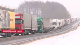 Тысячи грузовиков застряли на границе с ЕС. Водители ждут от 4 до 7 дней. Что там происходит?