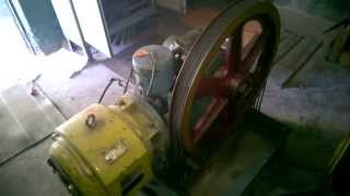 Старый лифт с подвижным полом / Old elevator