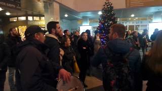 Флешмоб на ЖД вокзале  Краснодар -1. Украинская песня ''Нич яка мисячна..'. 7 декабря 2016 г.