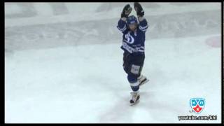 Танец Лео Комарова / Komarov entertains fans after the game
