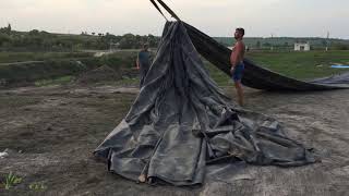 Укладка мембраны Firestone на водоем с помощью техники. Сахарный завод