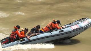 Cara Tim SAR Mengebor Sungai Pakai Perahu Karet untuk Cari Bocah Tenggelam