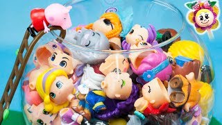 ? PEPPA PIG et la PAT PATROUILLE trouvent une balle magique pleine de JOUETS PINYPON! Jeux ! ???