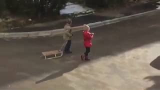 Севастопольские дети катаются на санках
